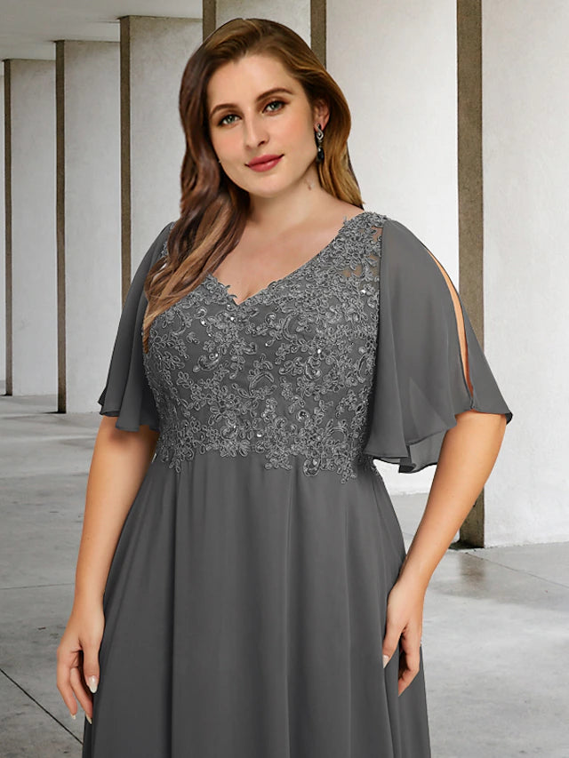A-Linie Plus Size Curve Kleider für die Brautmutter Elegantes Kleid Formal Bodenlang Kurzarm V-Ausschnitt Chiffon mit Faltenapplikationen